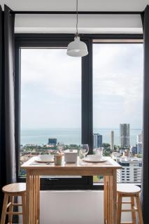 Muji Studio 1 - Seaview at 218 Tropicana Near Komtar Food Heaven with Netflix & TV Box - George Town - 5