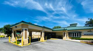Baymont by Wyndham Latham Albany Airport - 1