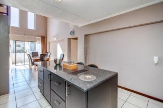 Upmarket Ultra Modern Sandton Apartment - Johannesburg - 6