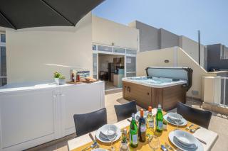Summer Breeze Penthouse with private Hot Tub & terrace with panoramic views, by Getawaysmalta - Mellieħa - 0