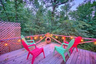 Unique and Bright Apt on Creek with Deck Access! - 7