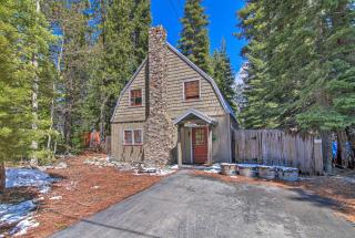 Inviting Lake Tahoe Escape with Yard and Fireplace! - 8