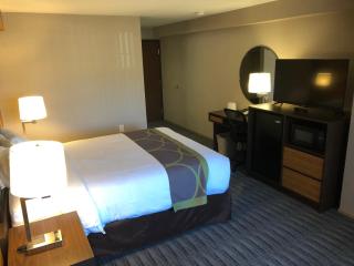 Super 8 by Wyndham Lynnwood - Lynnwood - 3