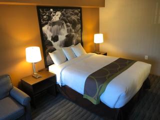 Super 8 by Wyndham Lynnwood - Lynnwood - 4