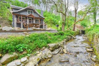 Noir Pine Creekside Chalet - 9