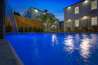 Hosteeva Chic Urban Retreat w Pool Steps to St Charles Ave and Near Bourbon St - Nova Orleães - 4