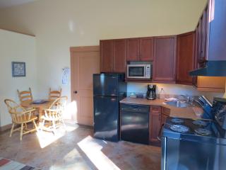 Cobble Wood and Bird Sanctuary Guest Houses - Tofino - 3