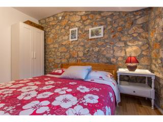 Peaceful Getaway in Polje with Garden - 1