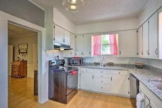 Decatur Farmhouse Getaway with Deck and Backyard - Decatur - 3