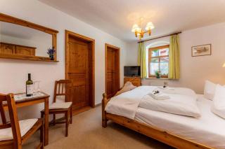 Landhotel Gut Wildberg mit Badeteich - 3