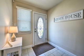 Retreat with BBQ and Balcony 1 Block to Boardwalk! - Wildwood - 7