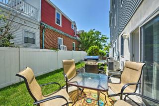 Retreat with BBQ and Balcony 1 Block to Boardwalk! - Wildwood - 8