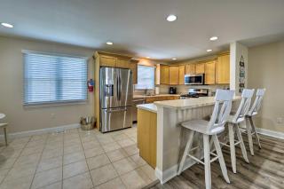 Retreat with BBQ and Balcony 1 Block to Boardwalk! - Wildwood - 3