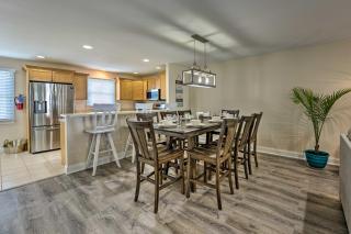 Retreat with BBQ and Balcony 1 Block to Boardwalk! - Wildwood - 4