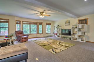 5 Mi to Camelback Henryville Home with Hot Tub! - Henryville - 4