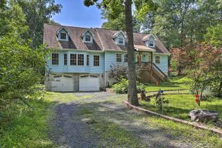 5 Mi to Camelback Henryville Home with Hot Tub! - Henryville - 0