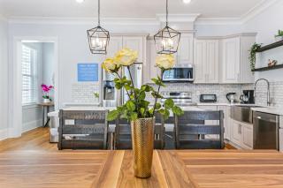 Stunning 4BR-5BR near Frnch Quarter Homes by Hosteeva - New Orleans - 3