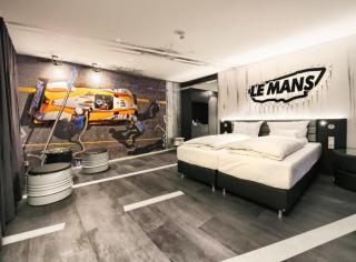 V8 HOTEL Motorworld Region Stuttgart - 1