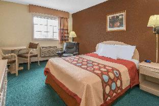 Super 8 by Wyndham Wooster - 1