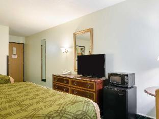 Econo Lodge Hays I-70 - 7