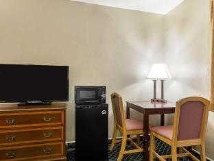 Econo Lodge Hays I-70 - 4