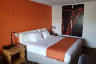 Howard Johnson by Wyndham Virginia Beach - 1