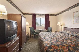 Super 8 by Wyndham Crawfordsville - 1