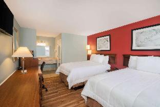 Travelodge by Wyndham Santee - 9