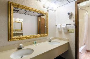 Quality Inn & Suites Salina West - 2