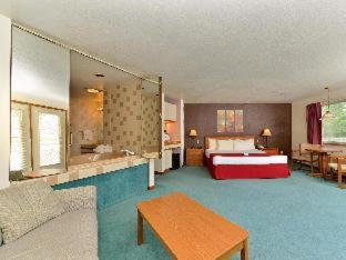 Travelodge by Wyndham Mackinaw City - Mackinaw City - 1