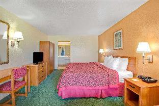 Days Inn & Suites by Wyndham Braunig Lake - Elmendorf - 3