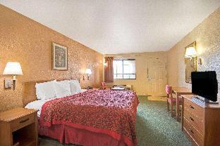 Days Inn & Suites by Wyndham Braunig Lake - 2