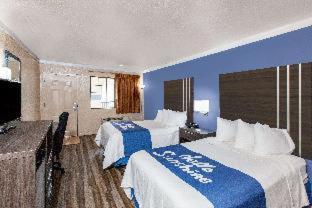 Days Inn & Suites by Wyndham Braunig Lake - 1
