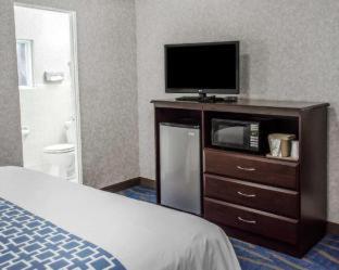 Econo Lodge - 4