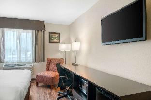 Econo Lodge Inn & Suites - 2