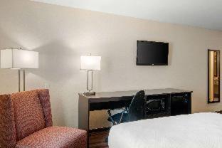 Econo Lodge Inn & Suites - 1