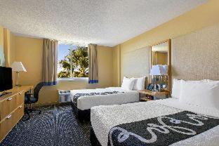 La Quinta Inn & Suites by Wyndham Sunrise - Sunrise - 9