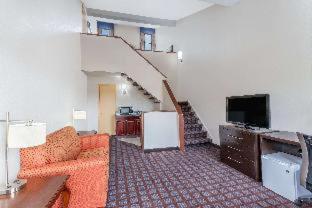 Days Inn by Wyndham Woodbury Long Island - 7
