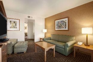 Ramada by Wyndham Costa Mesa/Newport Beach - Costa Mesa - 3