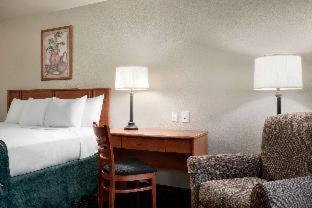 Travelodge by Wyndham Clinton Valley West Court - 5