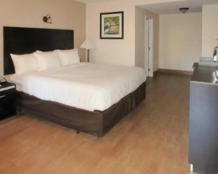 Quality Inn & Suites near Downtown Bakersfield - Bakersfield - 1