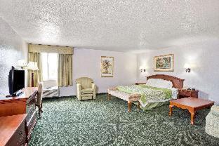 Days Inn & Suites by Wyndham Fullerton - 6