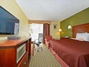 Howard Johnson by Wyndham Clifton NJ - 2