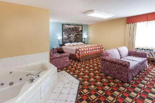 Econo Lodge - 1