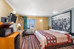 Super 8 by Wyndham Midland - Midland - 2