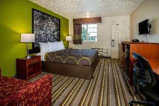 Super 8 by Wyndham Lake City - 9