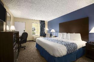 Days Inn & Suites by Wyndham Cherry Hill - Philadelphia - 1