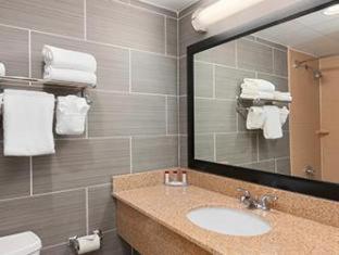 Ramada by Wyndham Rochelle Park Near Paramus - 1