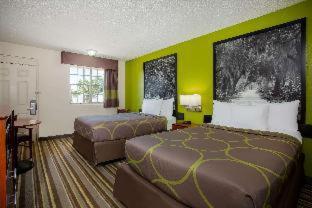 Super 8 by Wyndham Lake City - 4