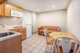 Baymont by Wyndham Grand Rapids Airport - 2
